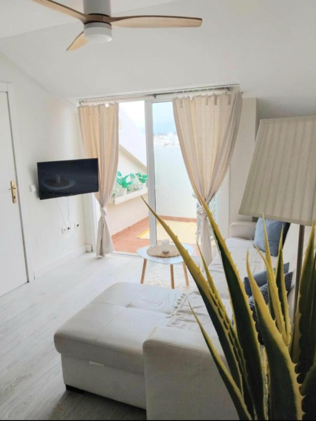 פואנגירולה New City Penthouse Near Beach With Sunny Balcony מראה חיצוני תמונה