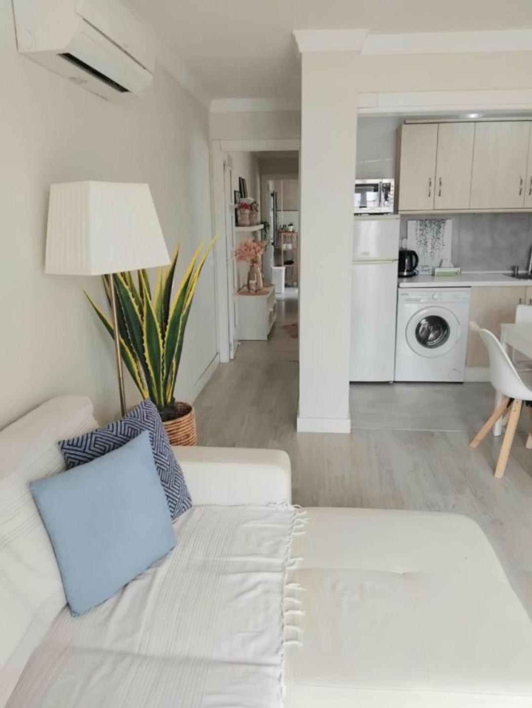 פואנגירולה New City Penthouse Near Beach With Sunny Balcony מראה חיצוני תמונה