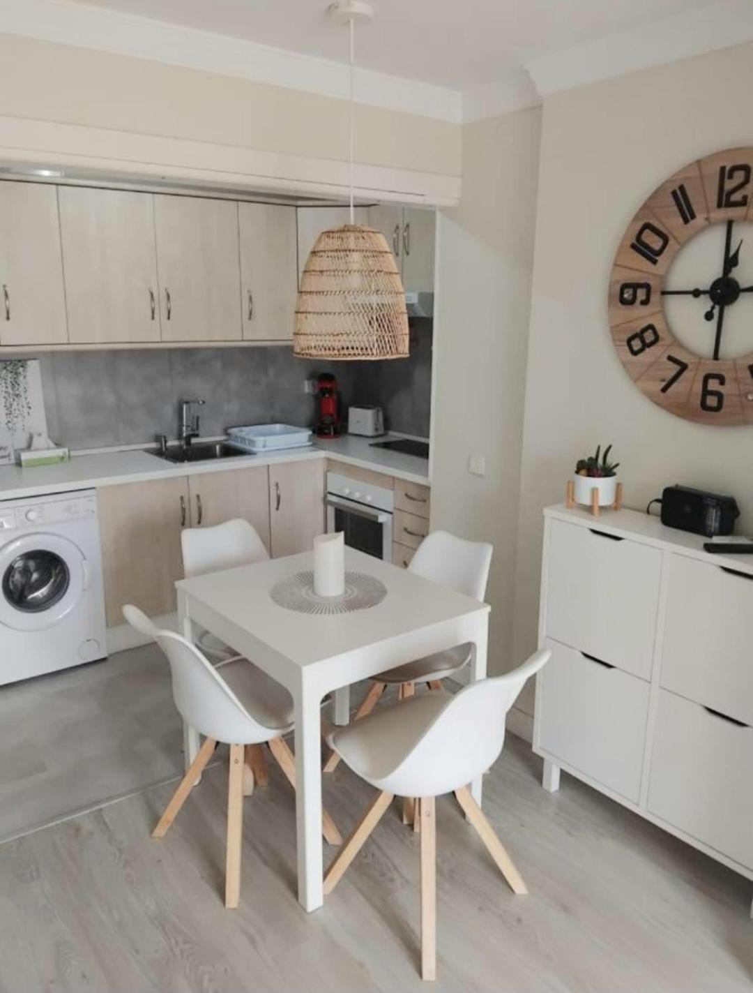 פואנגירולה New City Penthouse Near Beach With Sunny Balcony מראה חיצוני תמונה