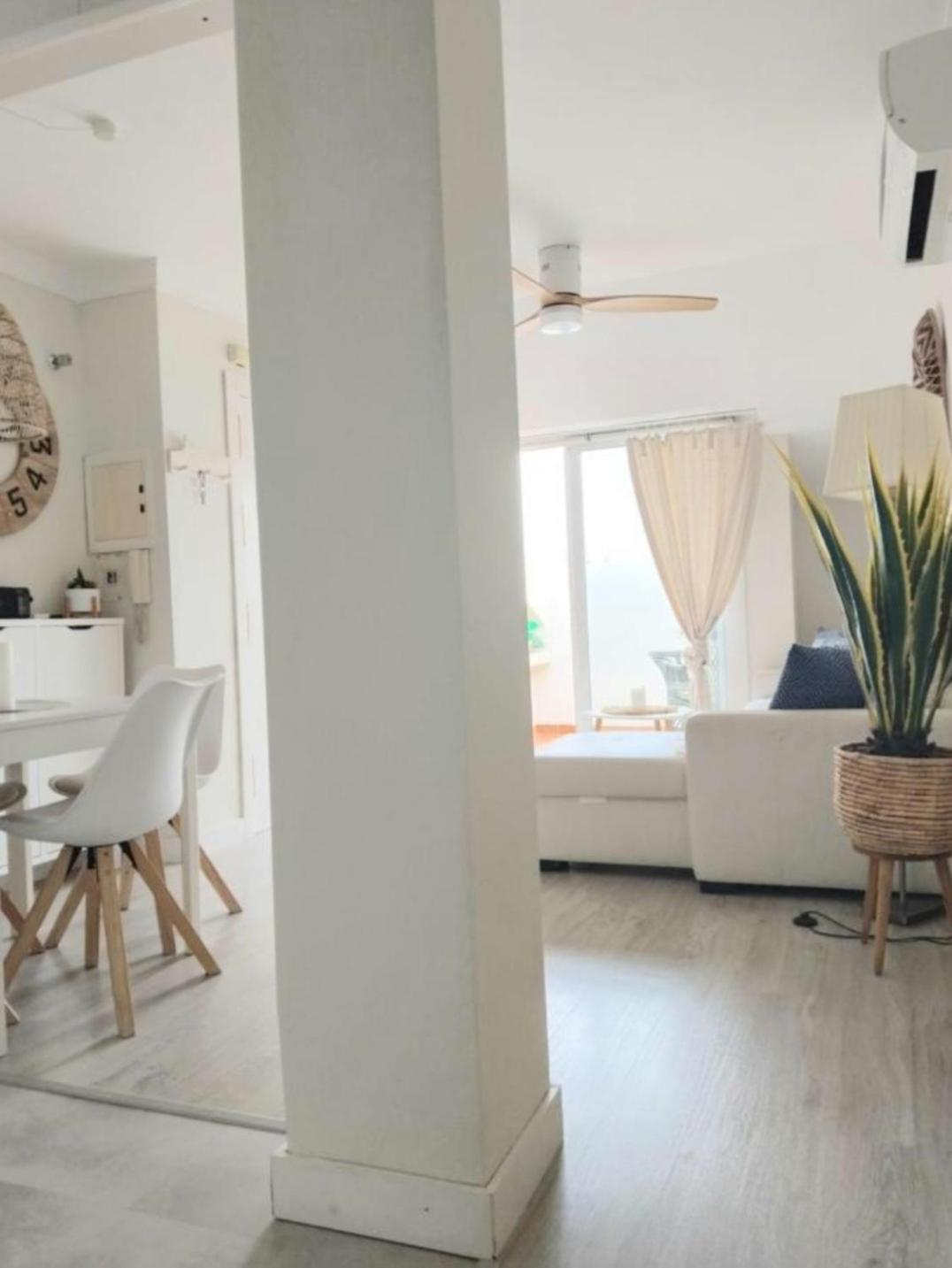 פואנגירולה New City Penthouse Near Beach With Sunny Balcony מראה חיצוני תמונה
