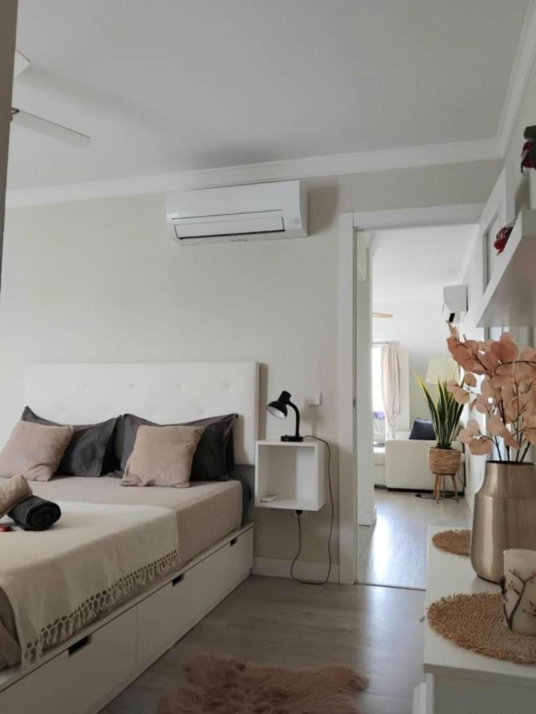 פואנגירולה New City Penthouse Near Beach With Sunny Balcony מראה חיצוני תמונה