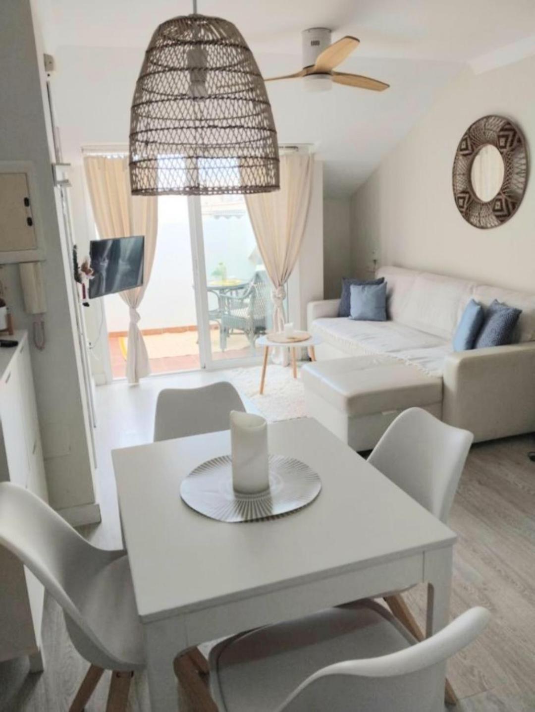 פואנגירולה New City Penthouse Near Beach With Sunny Balcony מראה חיצוני תמונה